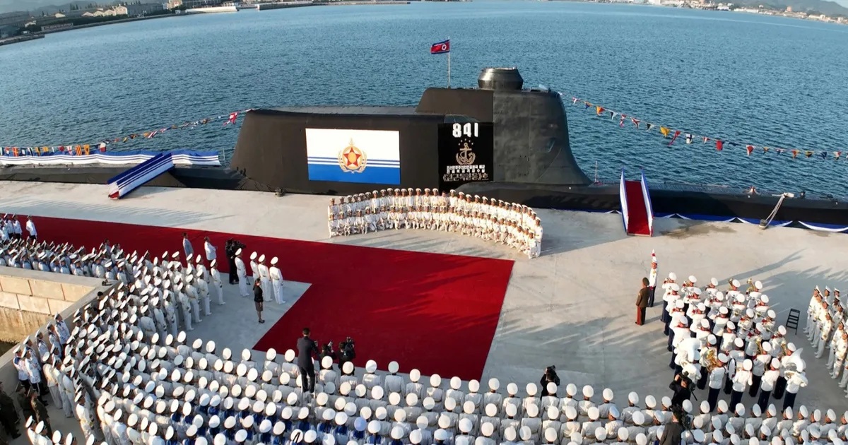 كيم يدخل سباق الغواصات النووية