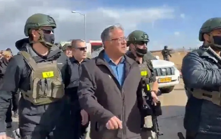 مواجهات في الترابين وبن غفير تحت الحجارة