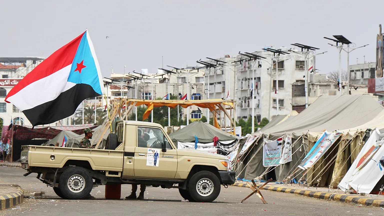 العليمي يحذر من توسيع بؤر التوتر في اليمن